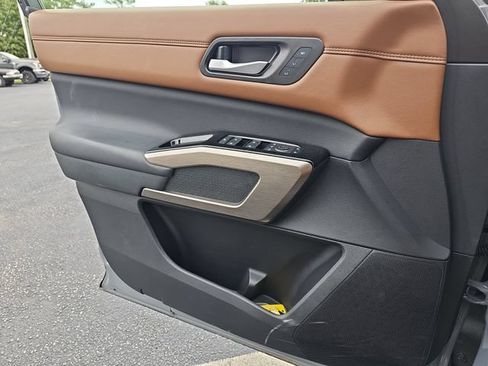 Used 2025 Nissan Pathfinder Platinum FWD image 24