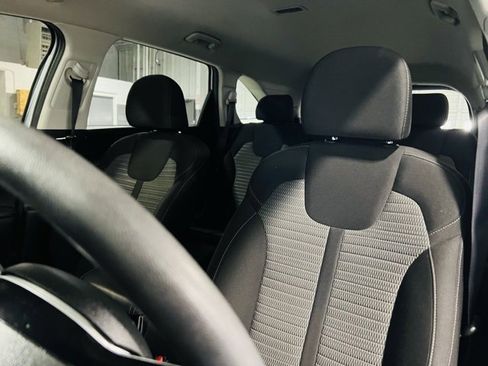 Used 2022 Kia Sorento LX image 3