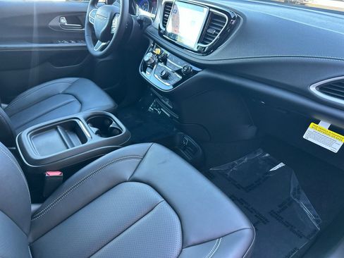 New 2027 Chrysler Pacifica Select FWD image 16