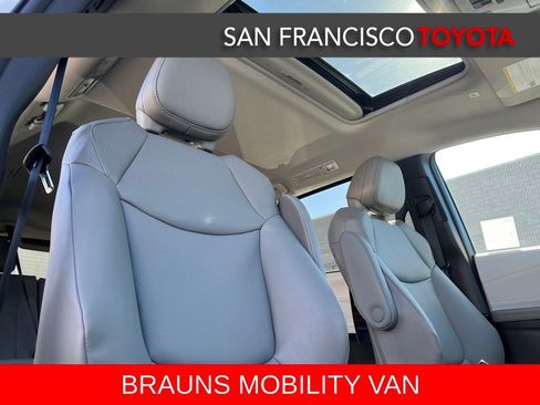 Used 2026 Toyota Sienna XLE FWD image 29
