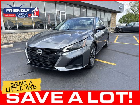 Used 2024 Nissan Altima 2.5 SV FWD image 1