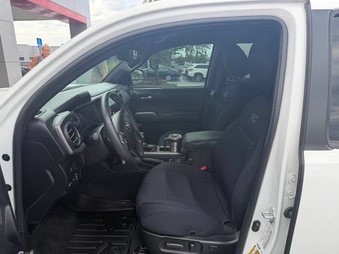 Used 2023 Toyota Tacoma TRD Off-Road w/ Technology Package AWD/4WD image 13
