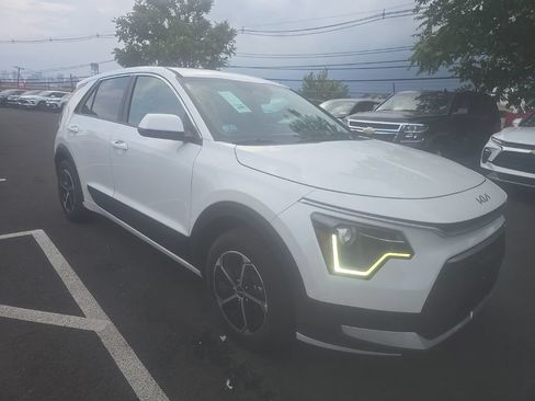 Used 2025 Kia Niro LX FWD image 3
