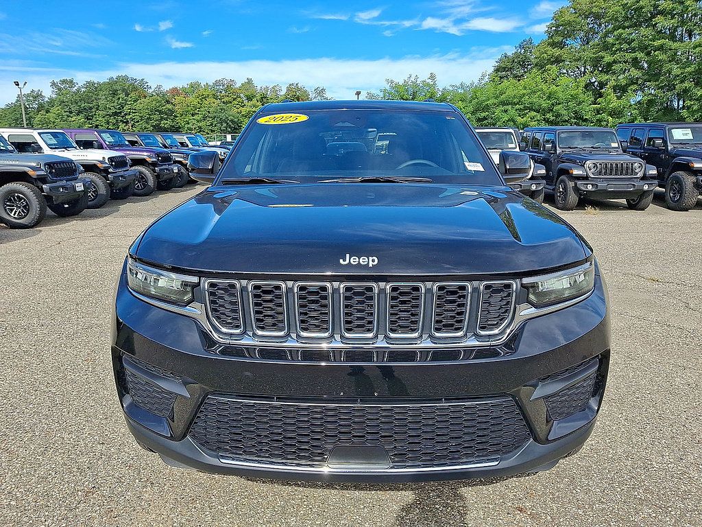 Used 2025 Jeep Grand Cherokee Laredo w/ Luxury Tech Group I AWD/4WD image 3