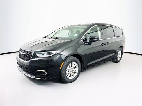 Used 2023 Chrysler Pacifica Touring-L image 3