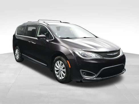 Used 2018 Chrysler Pacifica Touring-L FWD image 7