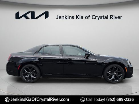 Used 2023 Chrysler 300 S w/ Comfort Group RWD image 2