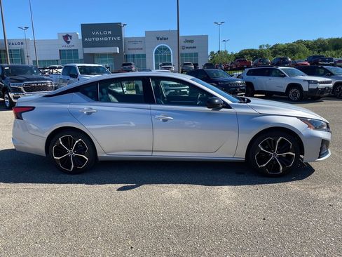 Used 2024 Nissan Altima 2.5 SR FWD image 7