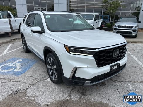 Used 2025 Honda Pilot Touring image 7
