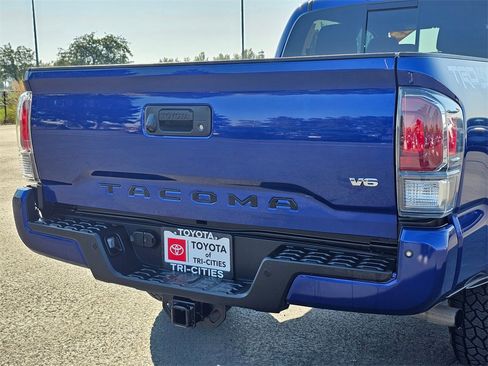Used 2023 Toyota Tacoma TRD Off-Road image 13