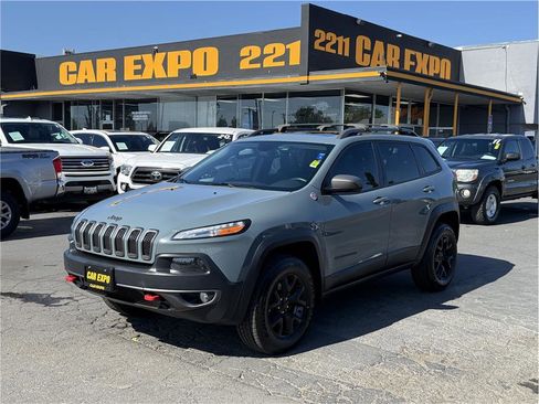 Used 2015 Jeep Cherokee Trailhawk w/ Comfort/Convenience Group AWD/4WD image 1