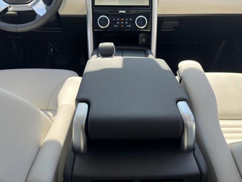 Used 2025 Land Rover Discovery S image 17