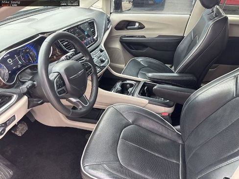 Used 2023 Chrysler Pacifica Limited FWD image 17
