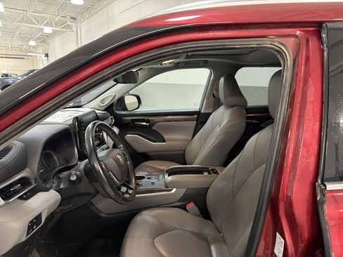 Used 2021 Toyota Highlander Limited image 6