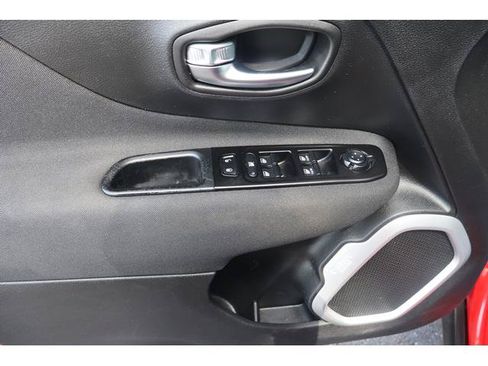 Used 2021 Jeep Renegade Latitude AWD/4WD image 16