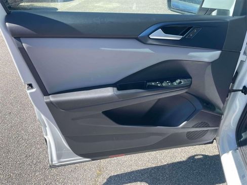 Used 2023 Volkswagen Taos SE image 16