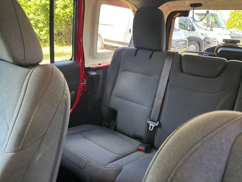 Used 2025 Jeep Wrangler Sahara image 39