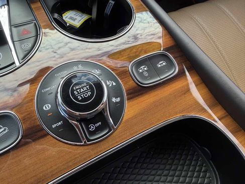 Used 2018 Bentley Bentayga image 55