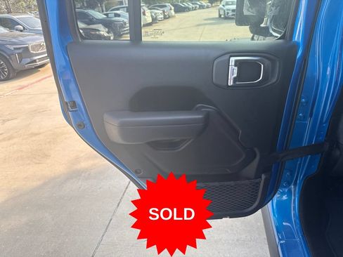 Used 2025 Jeep Wrangler Unlimited Rubicon w/ Convenience Group AWD/4WD image 15