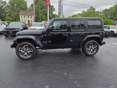 Certified 2024 Jeep Wrangler Unlimited w/ Convenience Group AWD/4WD image 7