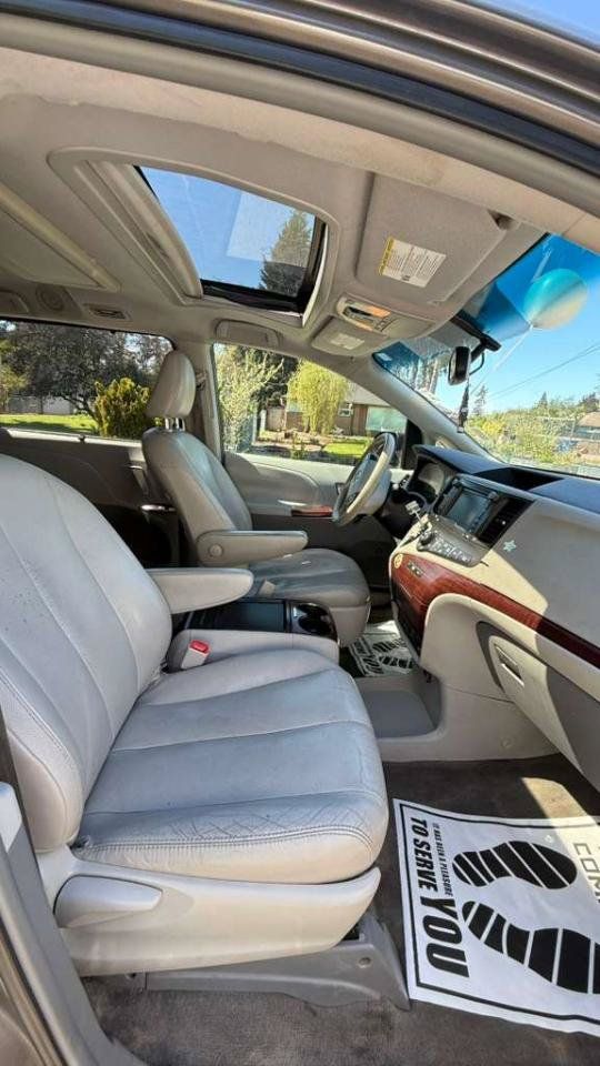 Used 2011 Toyota Sienna XLE w/ Premium Pkg FWD image 3