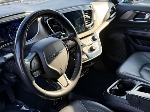 Used 2020 Chrysler Pacifica Touring-L image 20