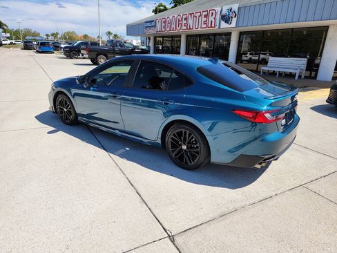 Used 2025 Toyota Camry SE image 3