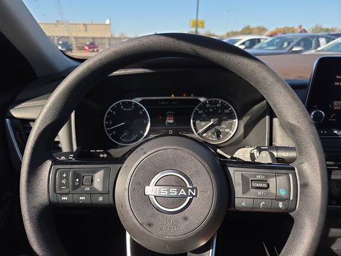 Used 2023 Nissan Rogue SV image 19