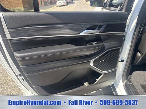 Used 2024 Jeep Wagoneer L Series II w/ Flexible Seating Group AWD/4WD image 17