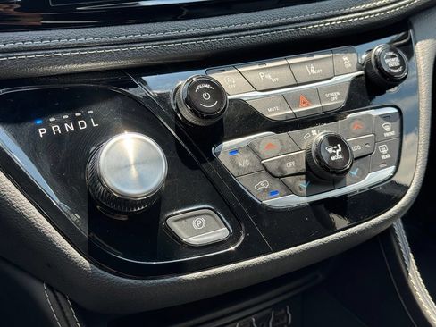 Used 2025 Chrysler Pacifica Limited FWD image 13