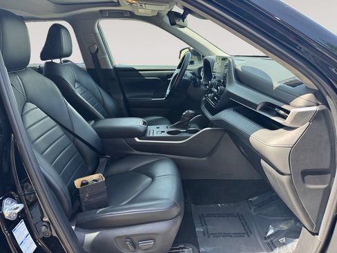 Used 2021 Toyota Highlander XLE AWD/4WD image 15