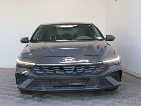 Used 2024 Hyundai Elantra SE FWD image 2