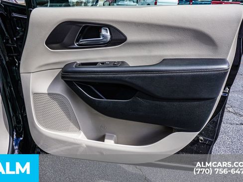 Used 2024 Chrysler Pacifica Touring-L FWD image 47
