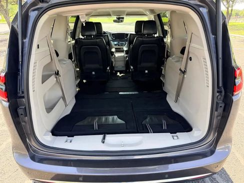 Used 2023 Chrysler Pacifica Touring-L FWD image 21