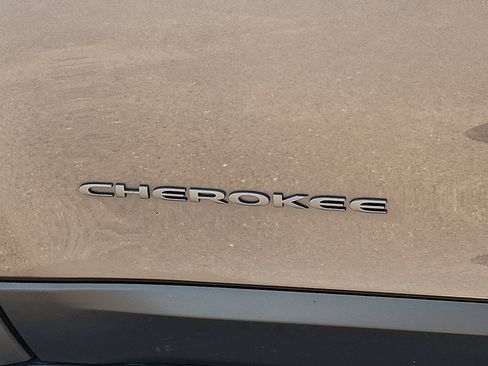 Used 2022 Jeep Cherokee Trailhawk w/ Comfort/Convenience Group AWD/4WD image 31