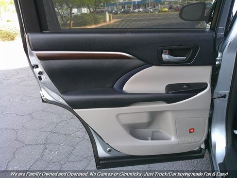 Used 2015 Toyota Highlander Limited image 19
