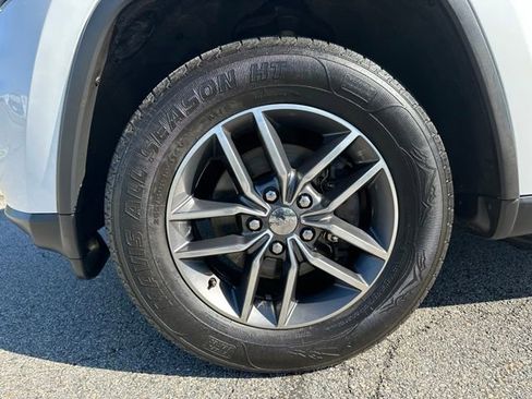 Used 2017 Jeep Grand Cherokee Limited AWD/4WD image 9