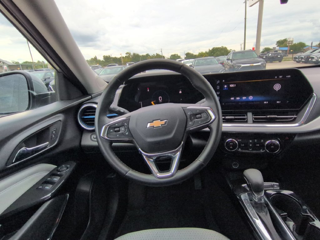 Used 2025 Chevrolet Trax LT w/ LT Convenience Package FWD image 22
