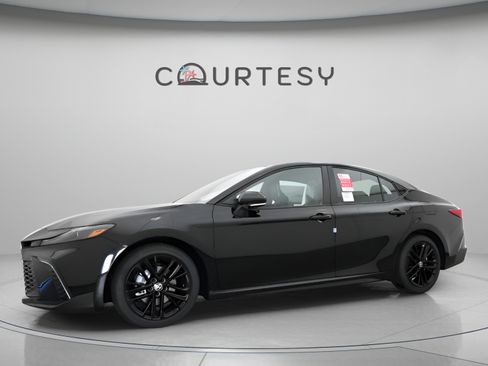 Used 2026 Toyota Camry SE FWD image 4