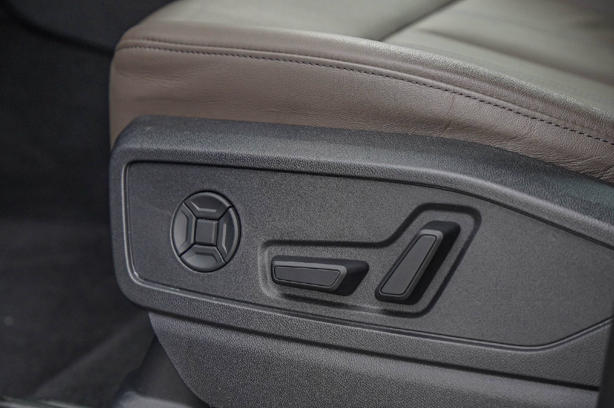 Used 2025 Audi Q5 Premium w/ Convenience Package AWD/4WD image 23