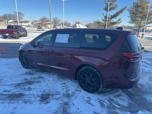 Used 2022 Chrysler Pacifica Touring-L w/ S Appearance Package image 14