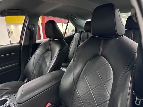 Used 2018 Toyota Camry XLE image 16