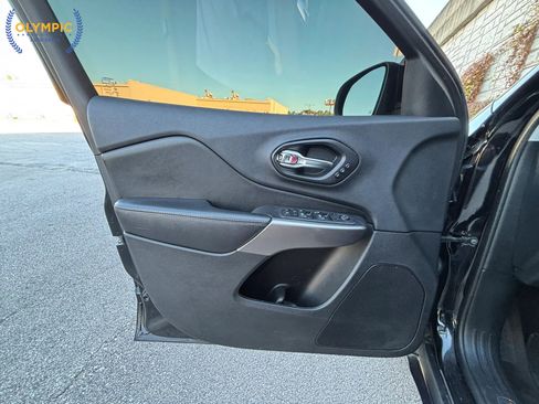 Used 2019 Jeep Cherokee Limited image 41