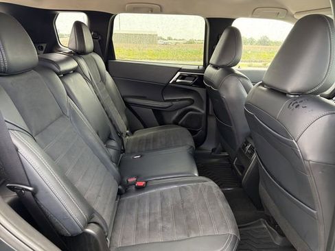 Used 2024 Mitsubishi Outlander SE image 15