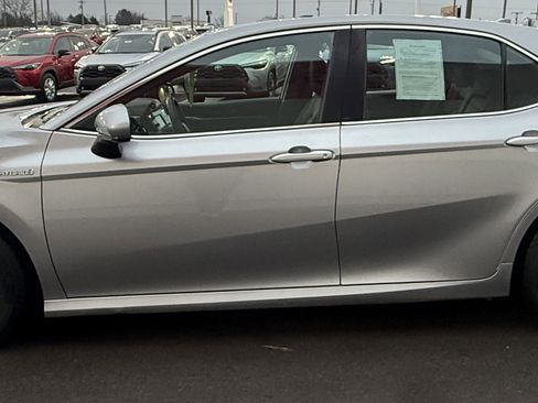 Certified 2019 Toyota Camry LE image 8