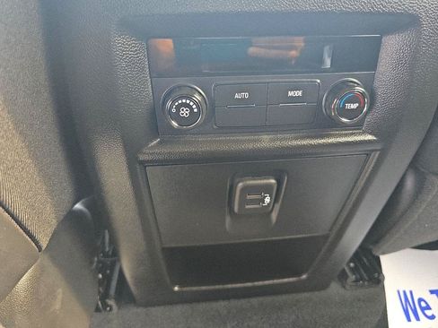 Used 2023 Chevrolet Traverse LT FWD image 17
