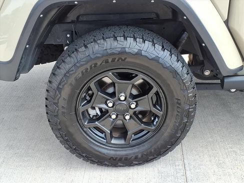 Used 2022 Jeep Gladiator Sport AWD/4WD image 13