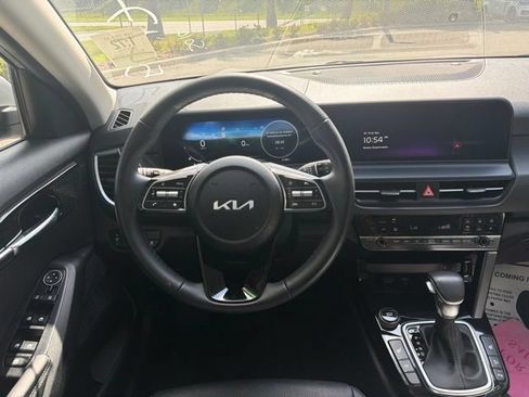 Used 2025 Kia Seltos EX FWD image 7