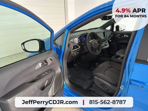 New 2026 Chrysler Pacifica Select w/ S Appearance Package AWD/4WD image 13