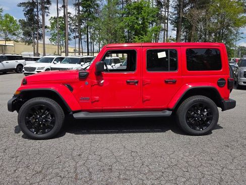Used 2025 Jeep Wrangler Unlimited Sahara AWD/4WD image 4